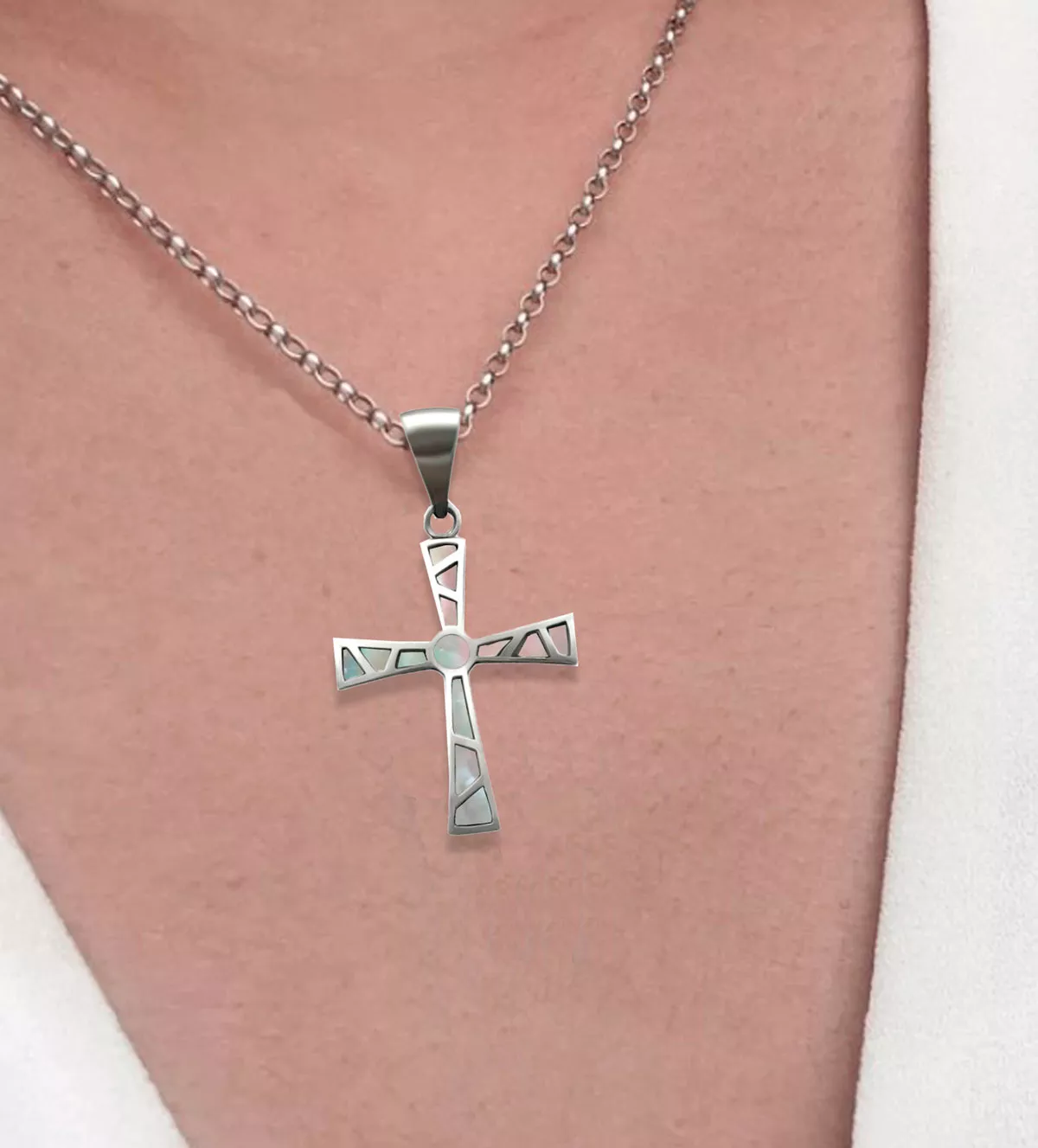 Cruz de plata "Mosaico" cruz de plata y nacar foto modelo femenino