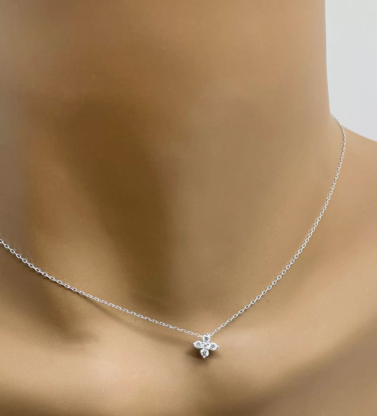 Gargantilla de oro blanco y diamantes Cruz Griega gargantilla oro blanco 18k y diamantes quintaesencia vista maniqui