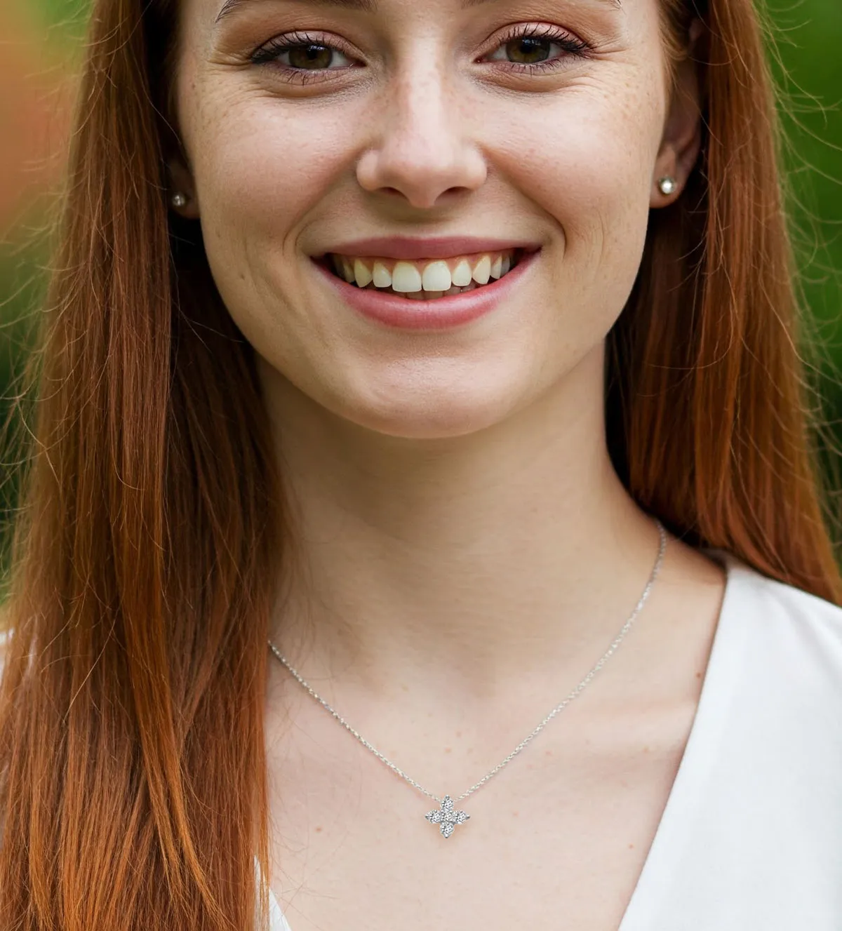 Gargantilla de oro blanco y diamantes Cruz Griega gargantilla-de-oro-blanco-18k-con-motivo-cruz-diamantes vista modelo