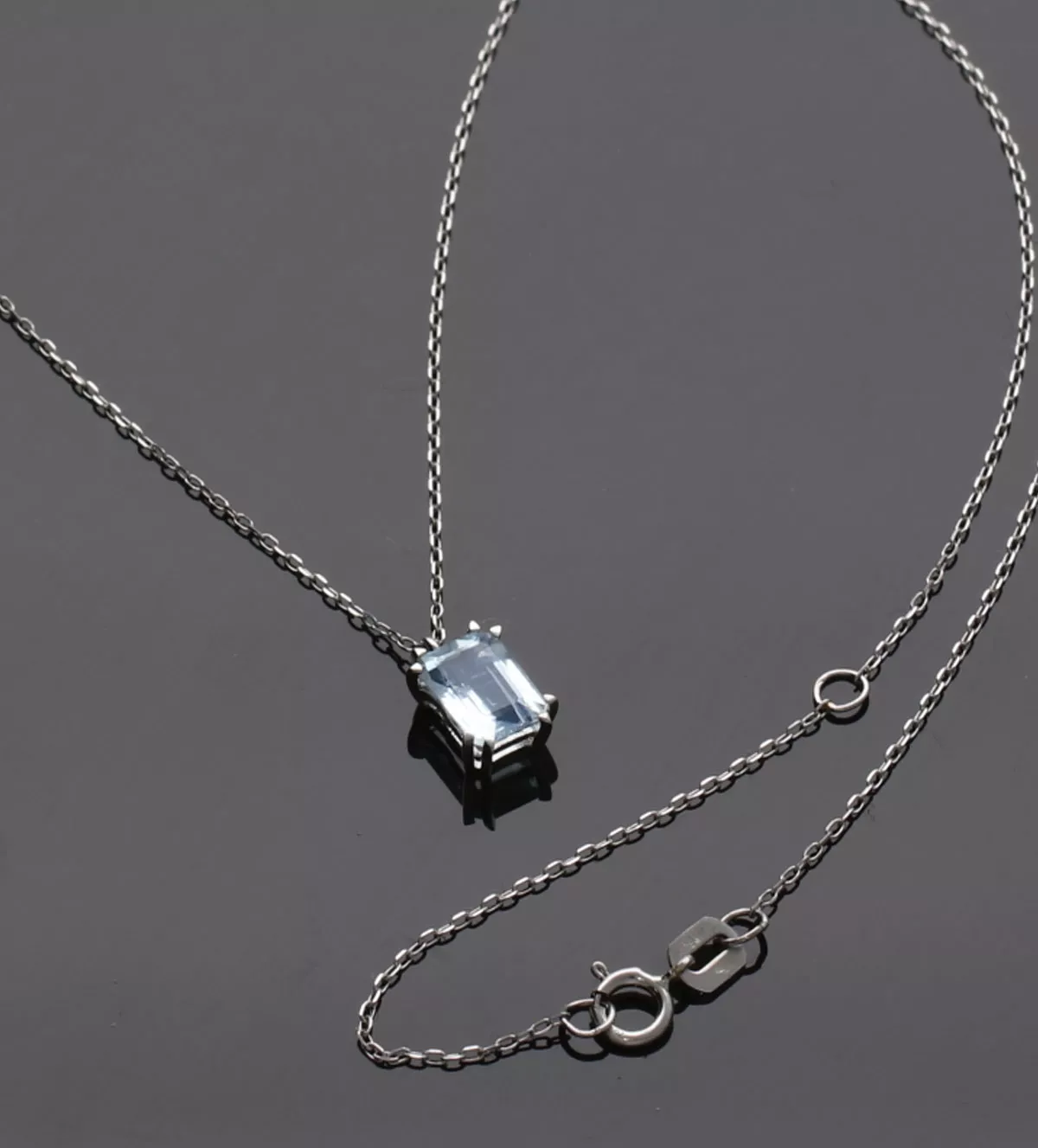 Gargantilla de oro blanco 18k con aguamarina "Luz de Mar" Gargantilla de oro blanco con aguamarina foto sin retoque