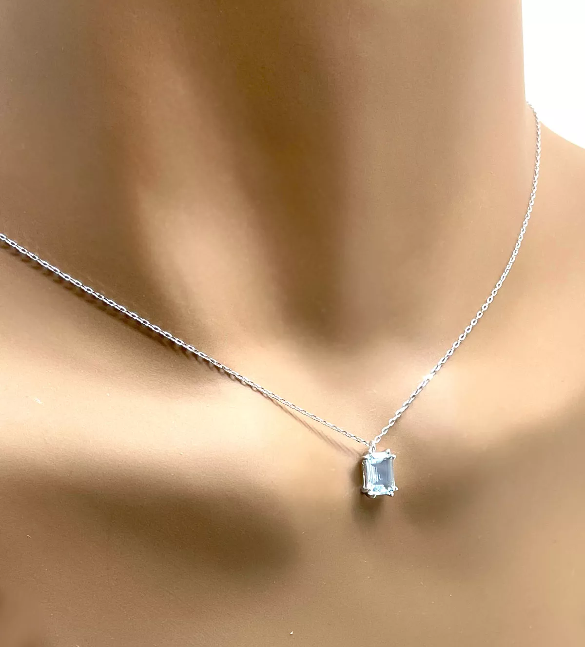 Gargantilla de oro blanco 18k con aguamarina "Luz de Mar" Gargantilla de oro blanco con aguamarina foto maniqui