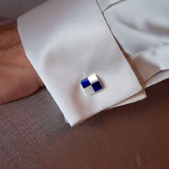 Gemelos de plata "Damero" gemelos de plata y lapislazuli foto modelo masculino