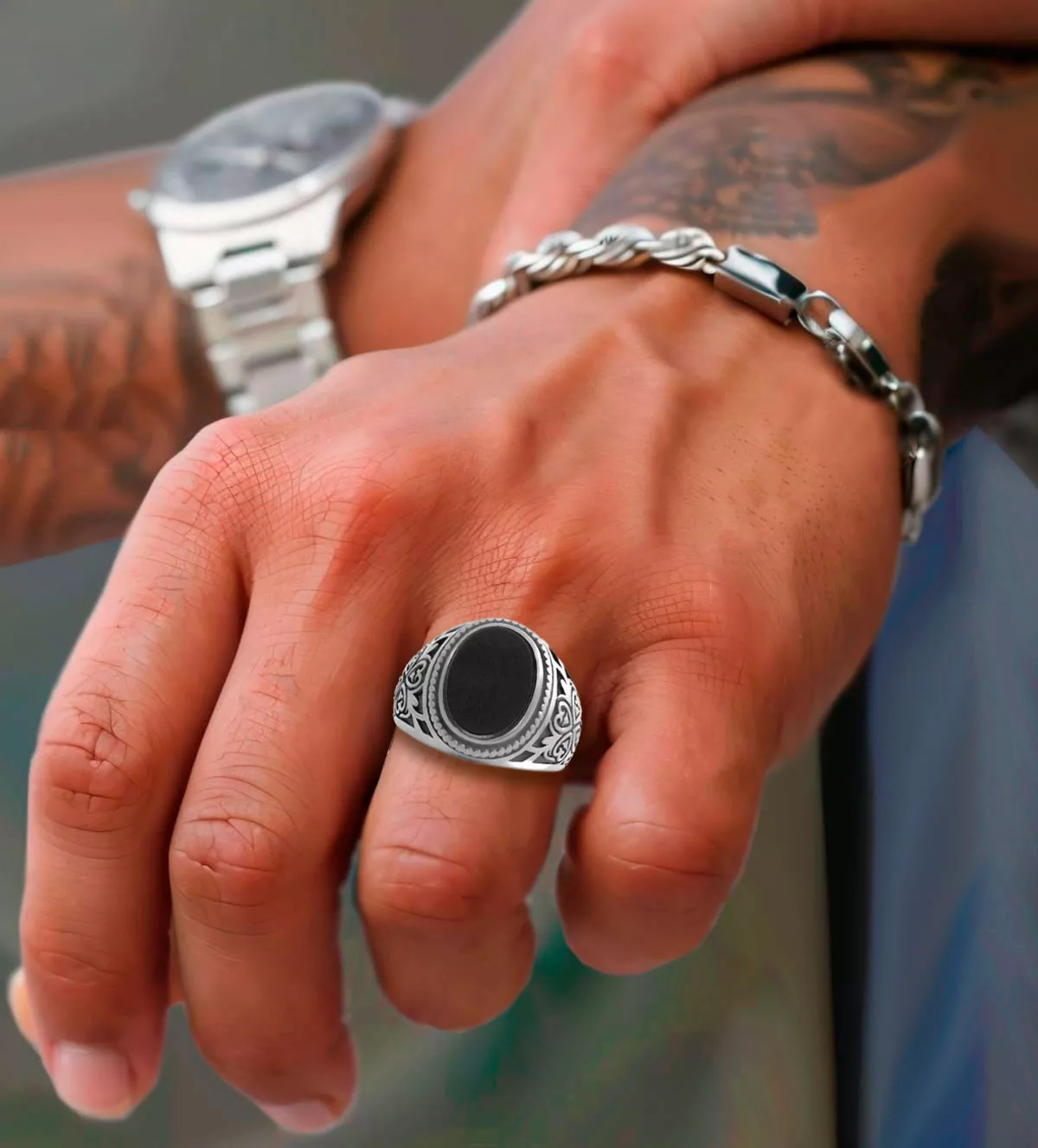 Sello de plata para hombre "Guardian" sello de plata y onix Guardian joya para hombre foto en modelo masculino