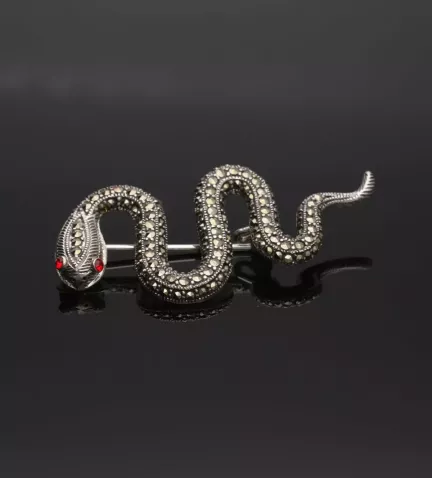 broche de plata para solapa serpiente foto sin retoque