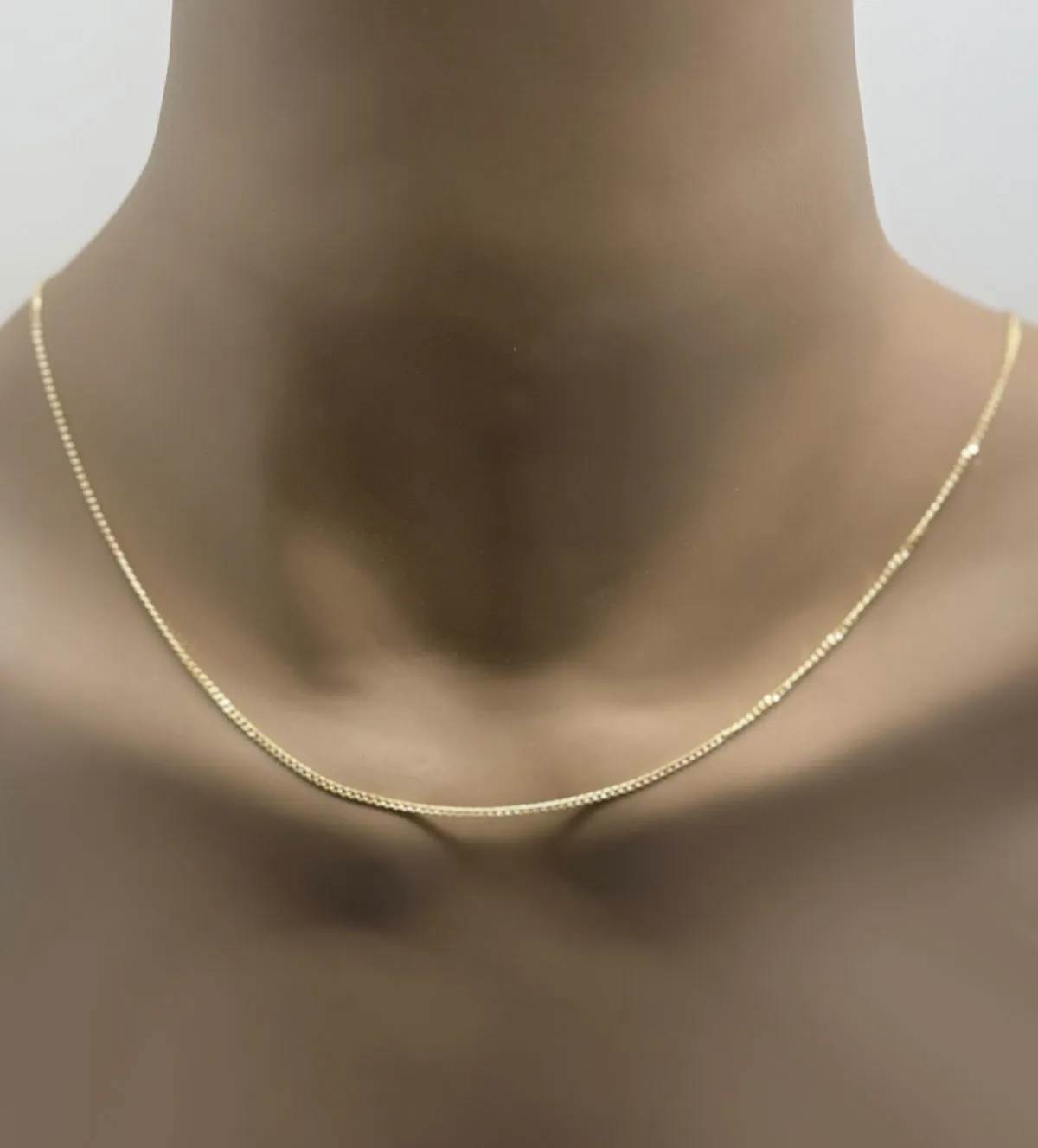 Cadena de oro amarillo 18 kilates eslabones barbados 309_264 cadena-de-oro-309_264 vista para la web toma en busto