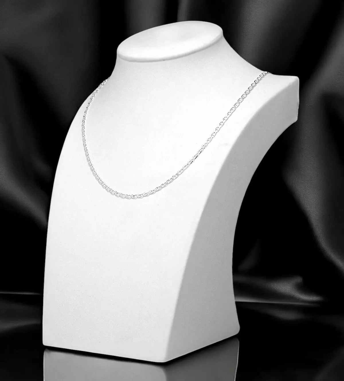 Cadena de plata modelo ancla 127_AG-ANCLA60 cadena de plata eslabones ancla barbado vista en peto