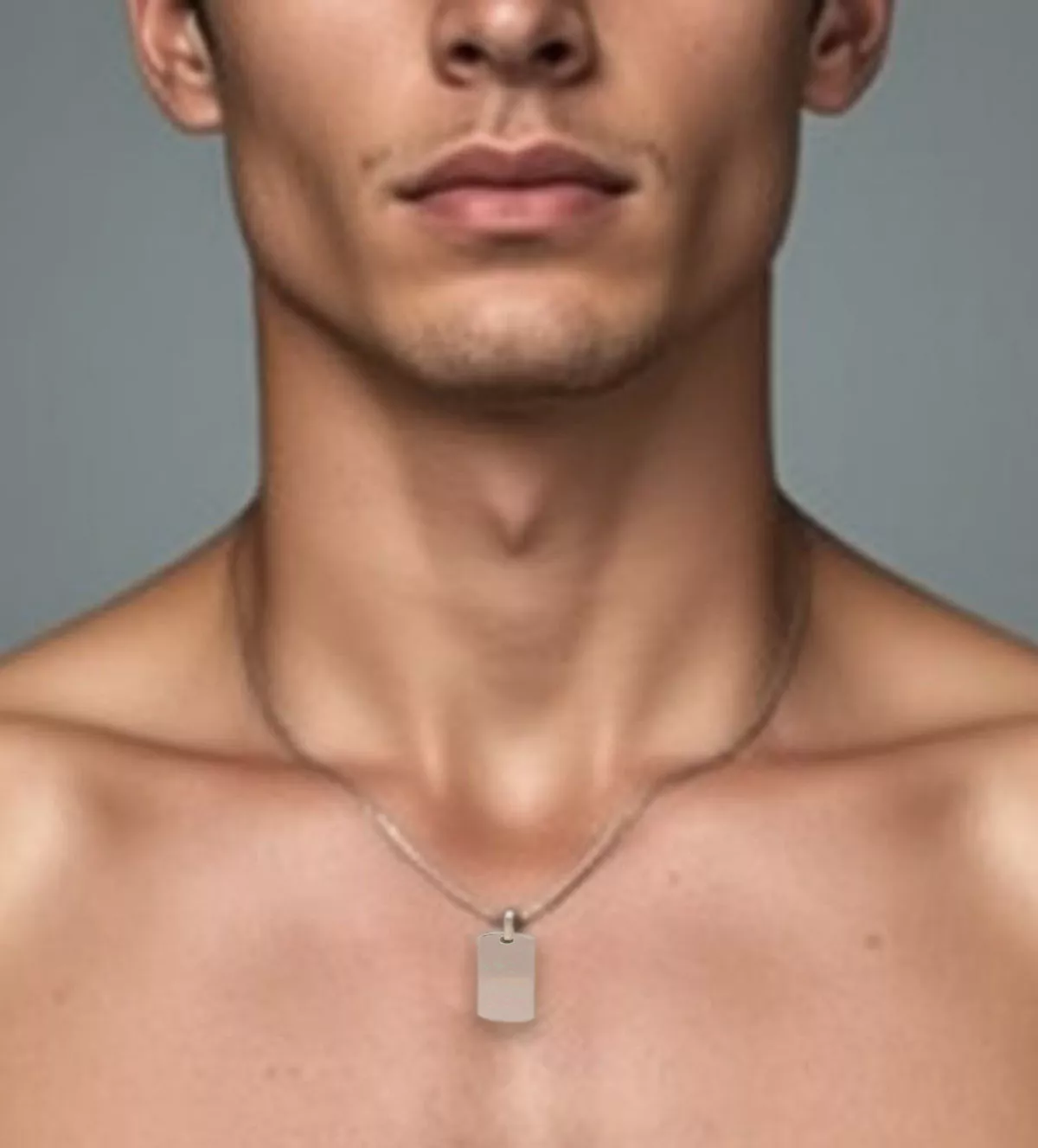 Chapa de identidad de plata 031_119-PLA-P1A chapa de plata de identidad vista con modelo masculino