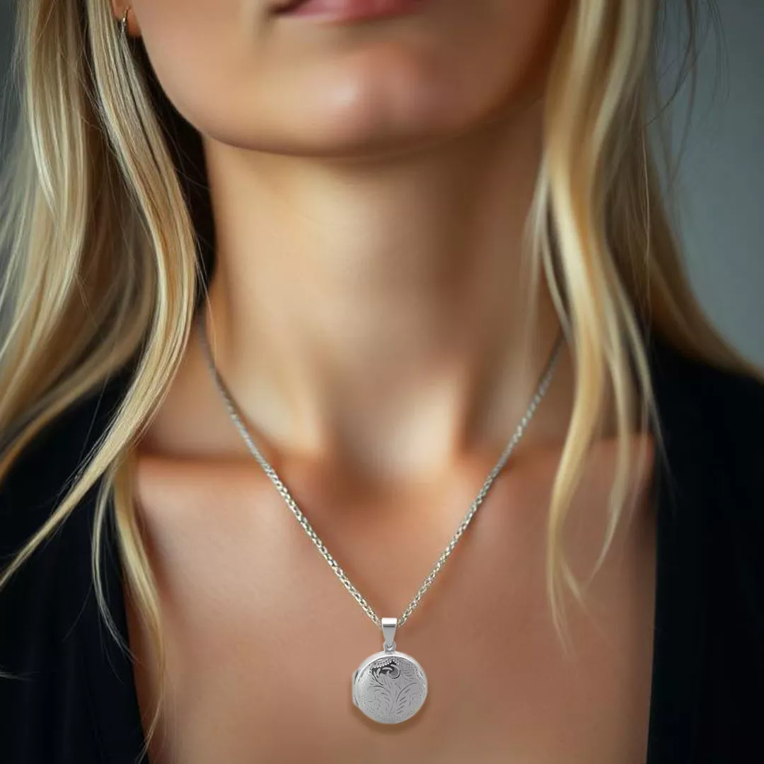 Colgante de plata guardapelos circulo grabado colgante de plata guardapelos grabado foto modelo IA