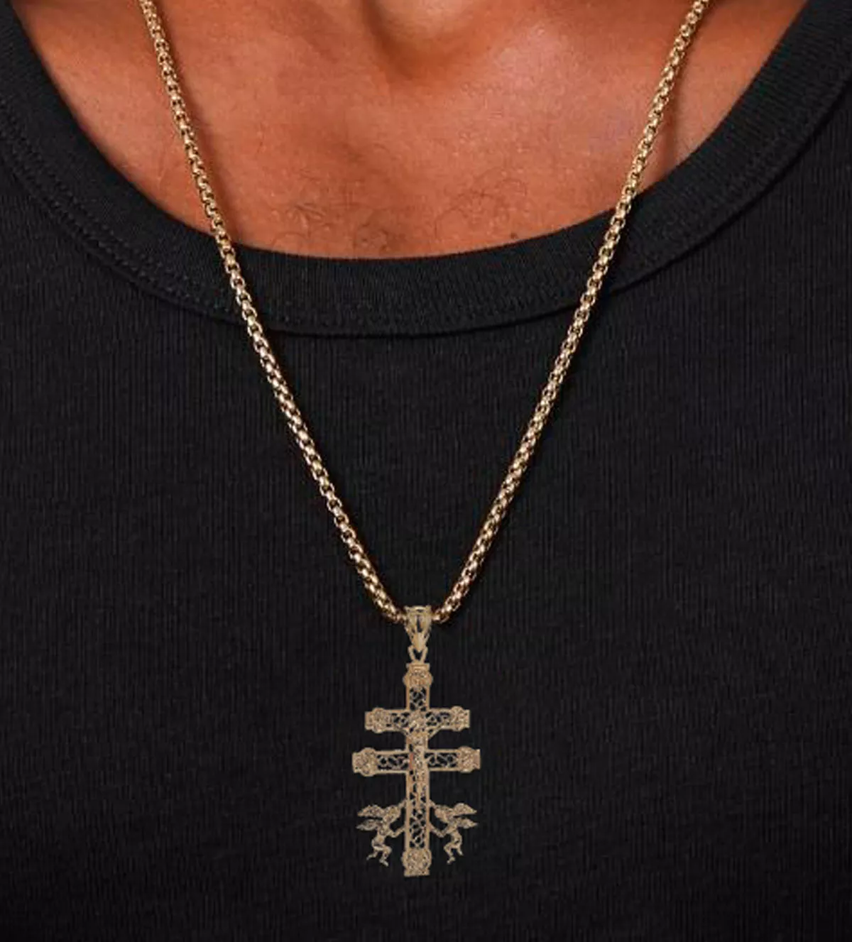 Cruz de oro 18 ktes Caravaca 25X4 cruz de oro Caravaca Calada vista con modelo masculino