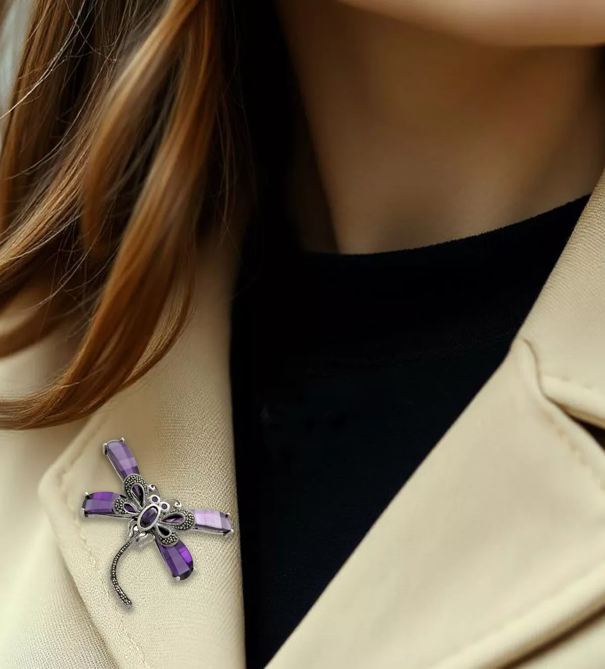 Broche de plata para solapa 297_812271A broche de plata para solapa libelula alas moradas foto con modelo