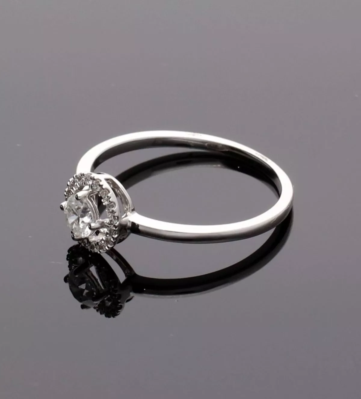 Anillo de compromiso oro blanco 289_150365634SFB anillo de compromiso ORLADO fotografia modelo sin retoques