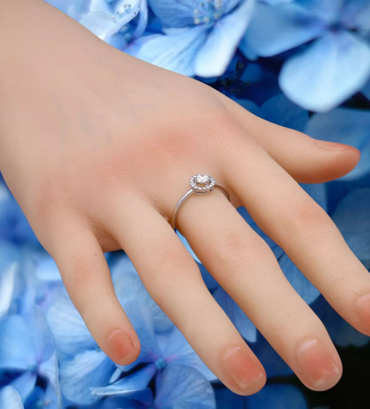 Anillo de compromiso oro blanco 289_150365634SFB anillo de compromiso ORLADO fotografia modelo maniqui