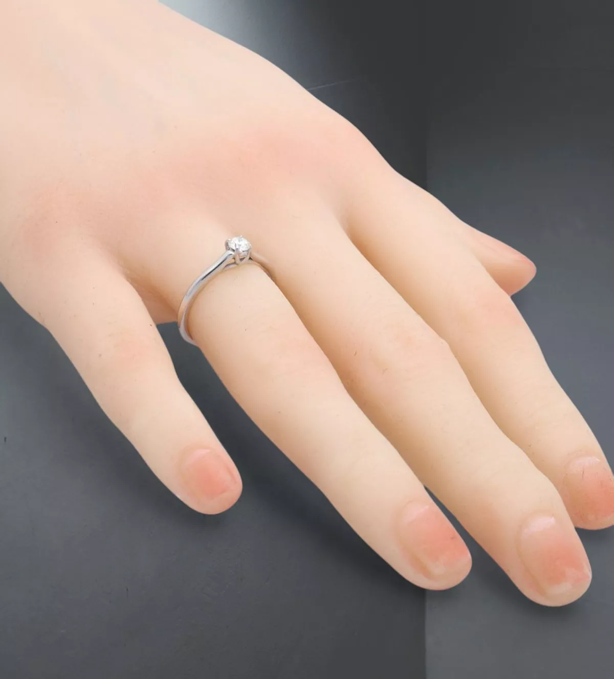 Anillo de compromiso oro blanco "MONICA" anillo de compromiso oro blanco con diamante foto mano maniqui