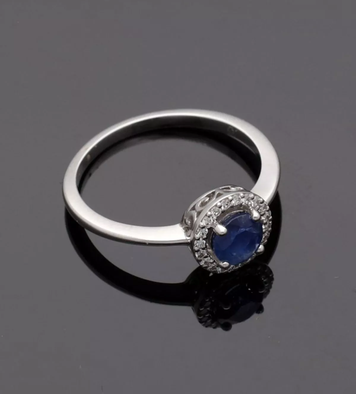 Anillo de oro blanco 18 ktes "Blue" anillo de compromiso con brillantes y zafiro azul vista fondo negro