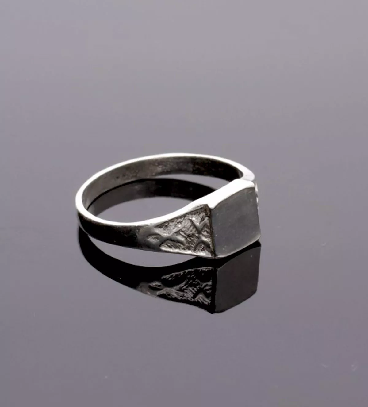 Anillo de plata sello KDT "Nisson" anillo de plata tipo sello para KDT o mujer foto con fondo negro