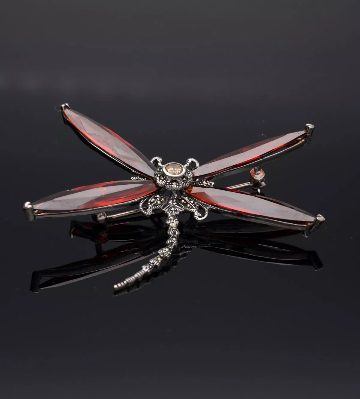 Broche de plata para solapa 297_812261G Broche de plata para solapa alas granates toma sin retoque