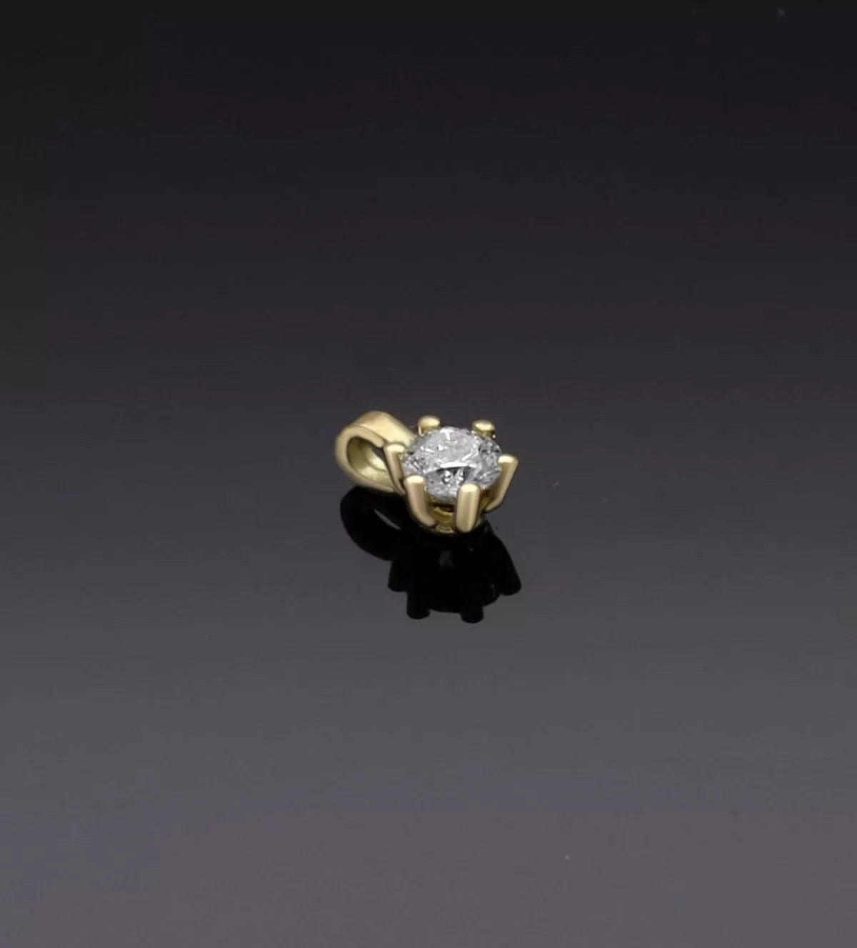 Colgante de oro con diamante "ERA6" colgante de oro 18 ktes con brillante ERA6 fondo negro