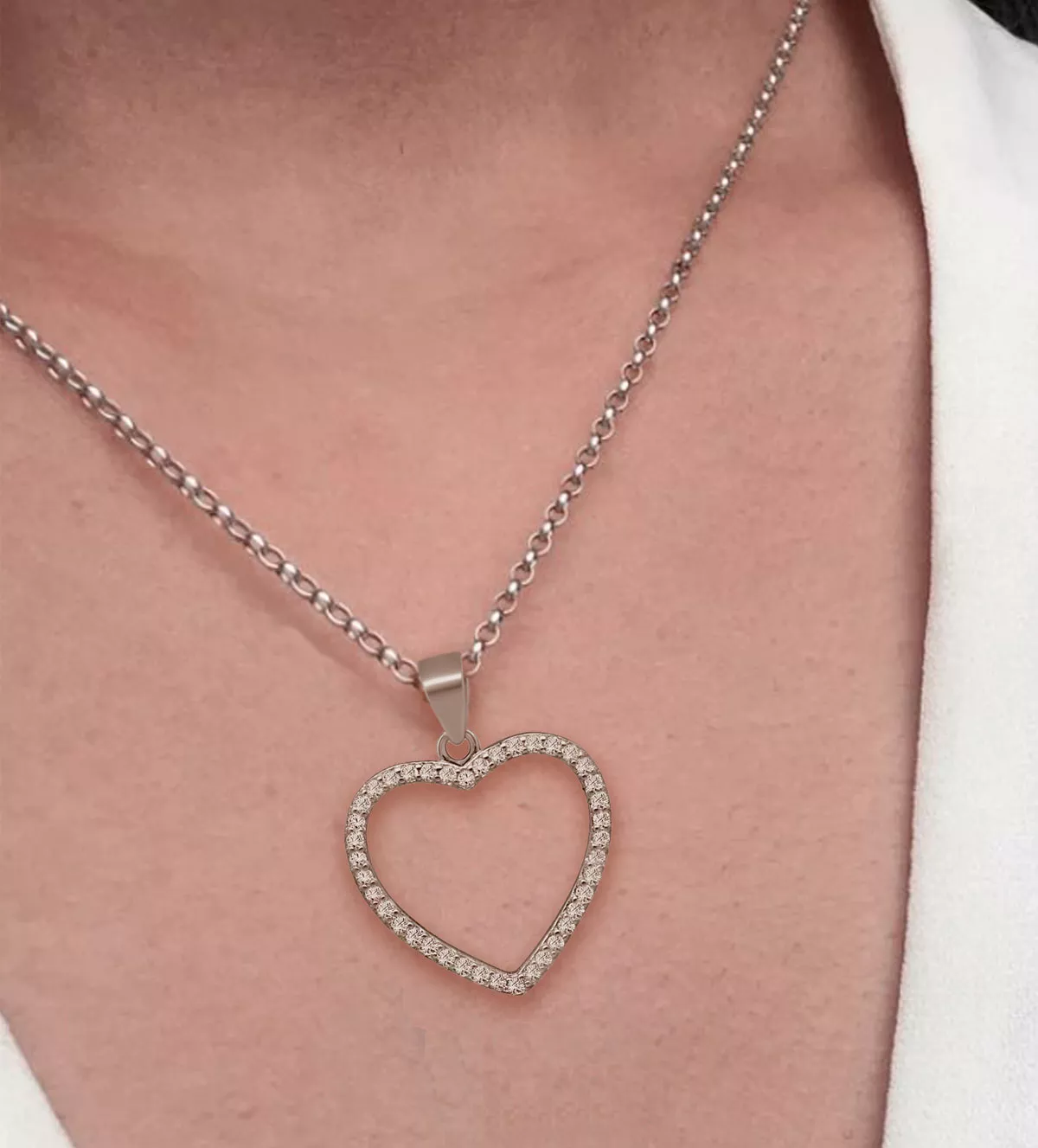 Colgante de plata corazón con circones colgante de plata con circones fotografia de modelo