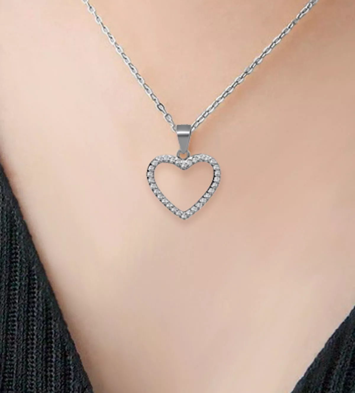 Colgante de plata corazón 240_CR colgante de plata corazon con circonitas toma con modelo real