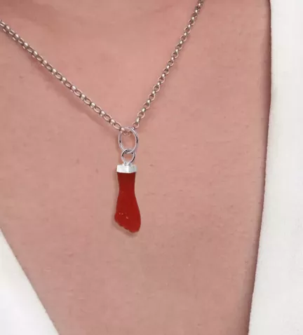 colgante de plata higa pasta roja foto modelo