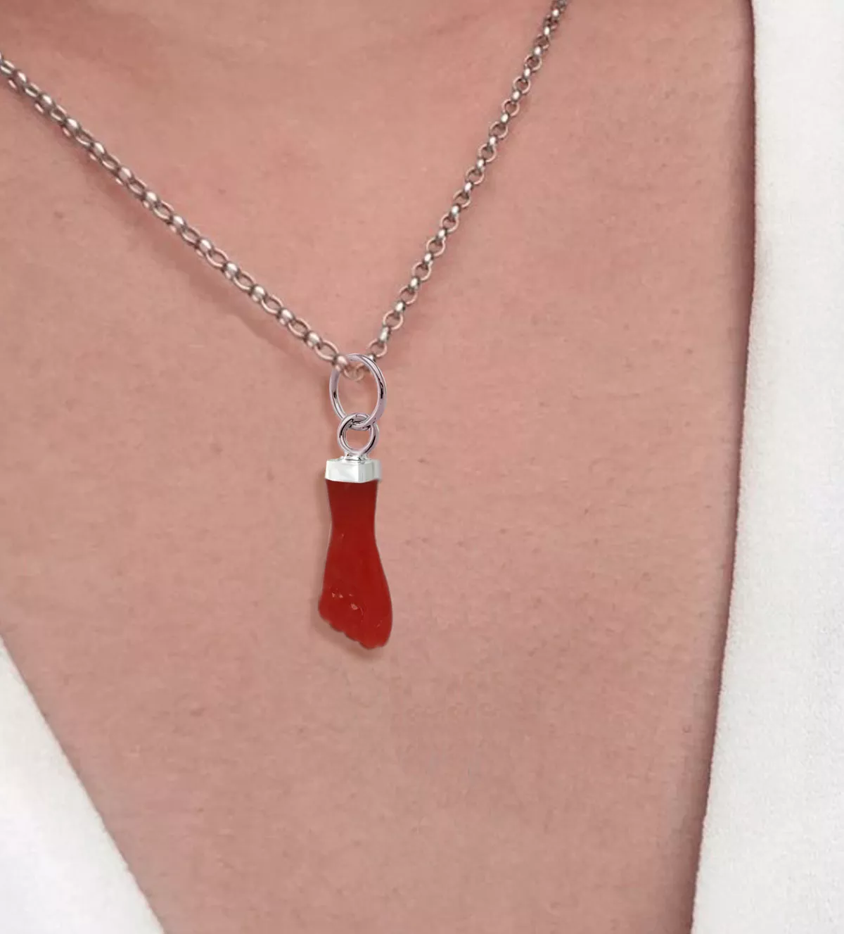 Colgante de plata 240_CP-HIGAP-R colgante de plata higa pasta roja foto modelo