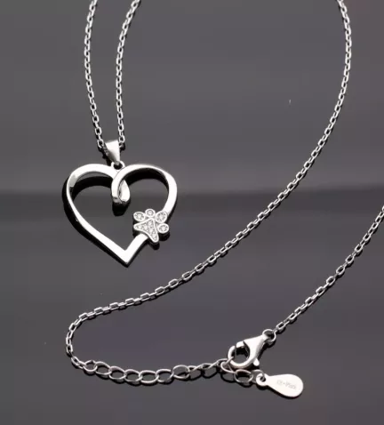 gargantilla de plata huella de amor con circones foto fondo negro