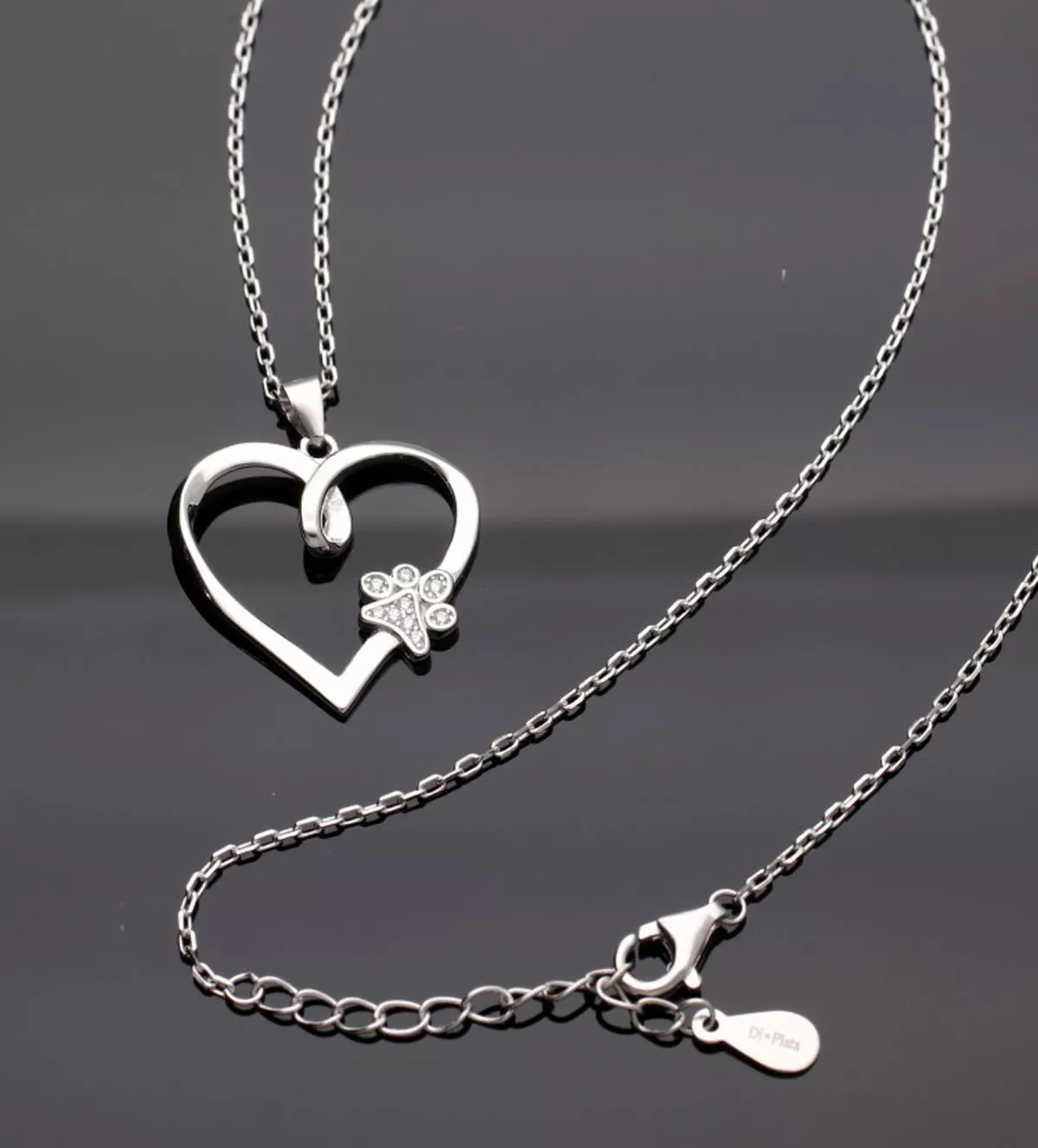 gargantilla de plata huella de amor con circones foto fondo negro