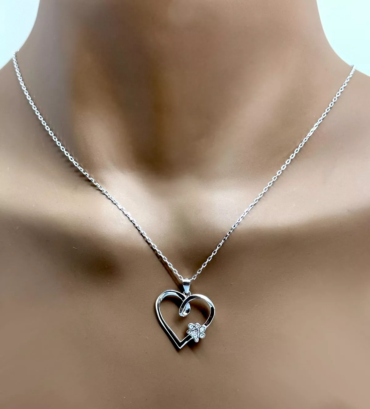 Gargantilla de plata y circones Corazón "Huella de Amor" gargantilla de plata huella de amor con circones foto busto