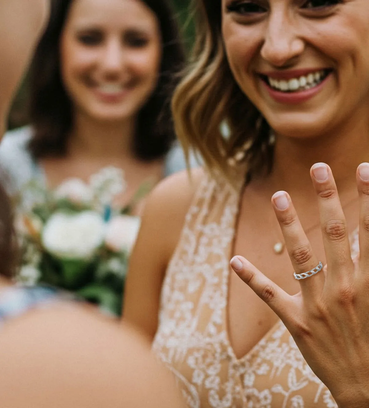 Anillo de plata eslabones barbados anillo de plata eslabones barbados foto principal version plata su color foto con modelo