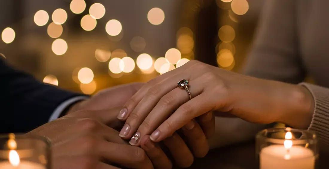 Anillos de Compromiso con Piedras de Colores Tendencias y Significados 1