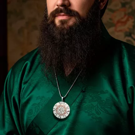 colgante de plata y resina tonos sepia toma con modelo