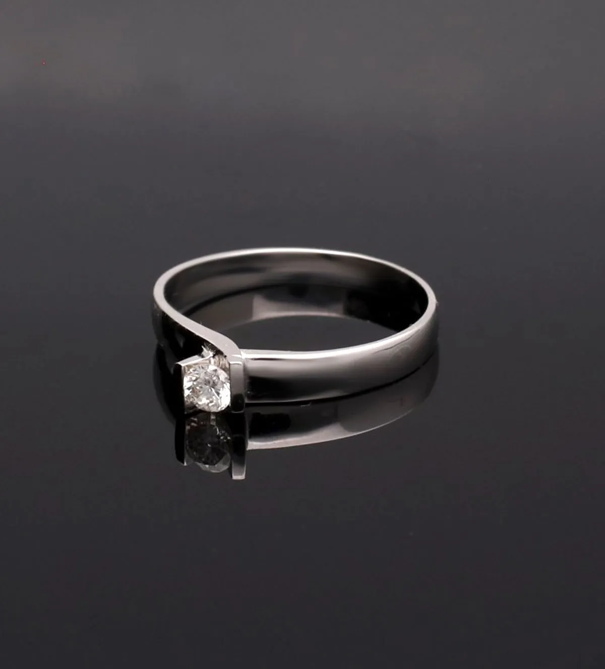 Anillo de oro blanco con brillante engaste presión 0,16 ct anillo-de-compromiso-oro-blancocon-brillante-323_1519 foto fondo negro sin retoque