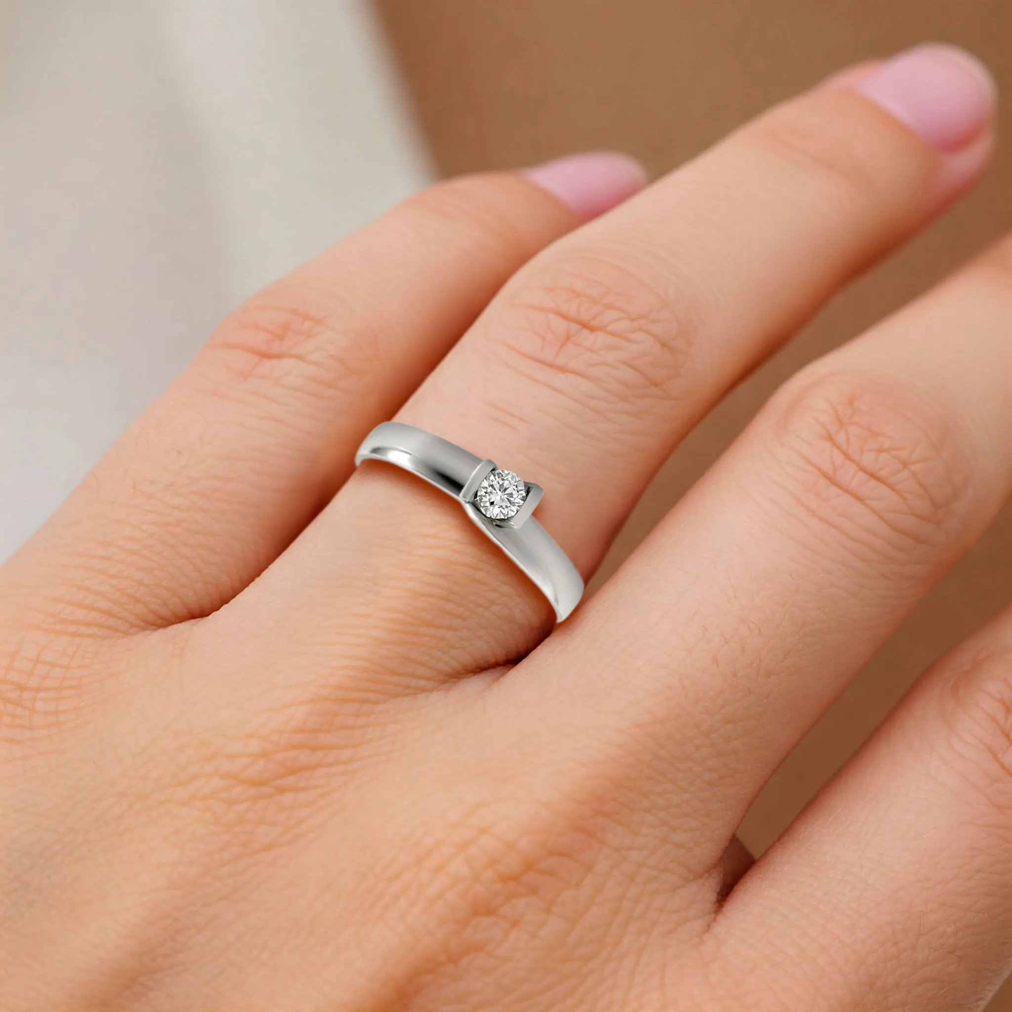 Anillo de oro blanco con brillante engaste presión 0,16 ct anillo-de-compromiso-oro-blancocon-brillante-323_1519 foto mano