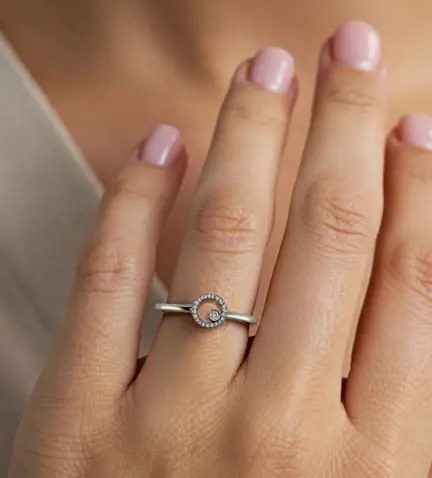 anillo-de-compromiso-oro-con-diamantes-243_679-00373 modelo mano de mujer