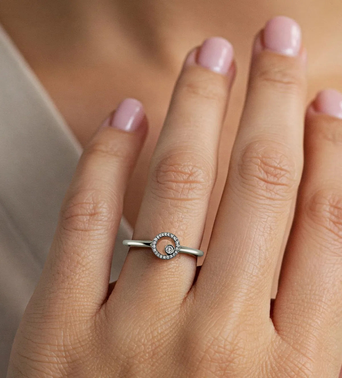 anillo-de-compromiso-oro-con-diamantes-243_679-00373 modelo mano de mujer