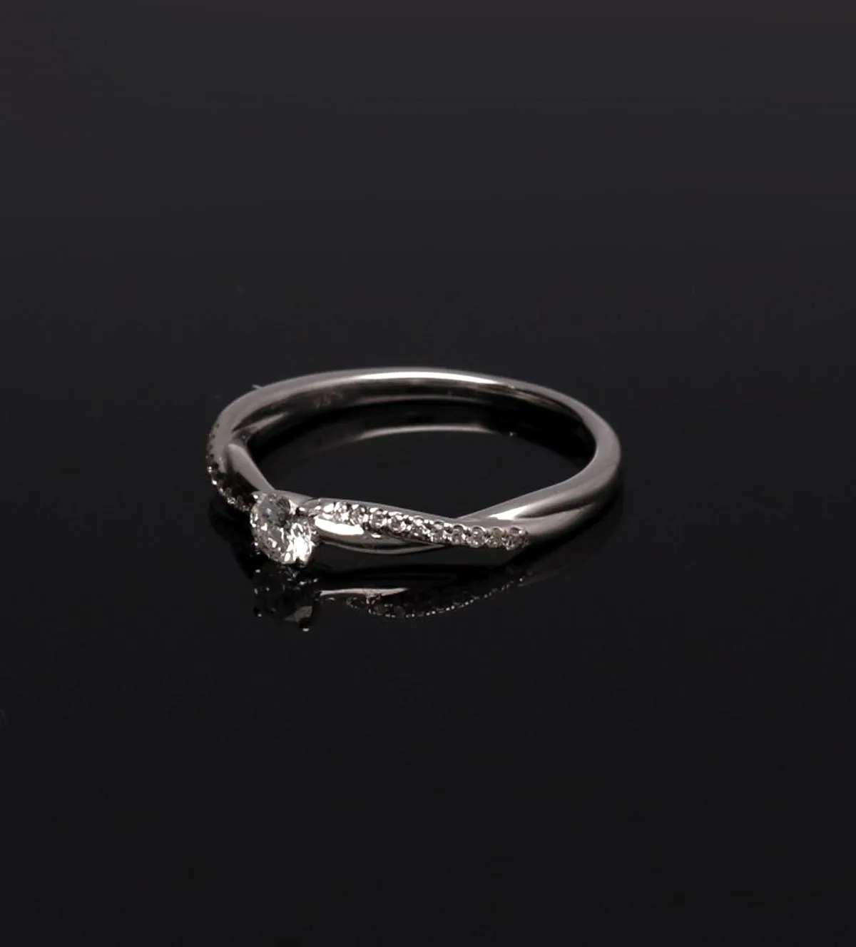 anillo-de-compromiso-oro-y-diamantes-243_317-01557 fondo negro