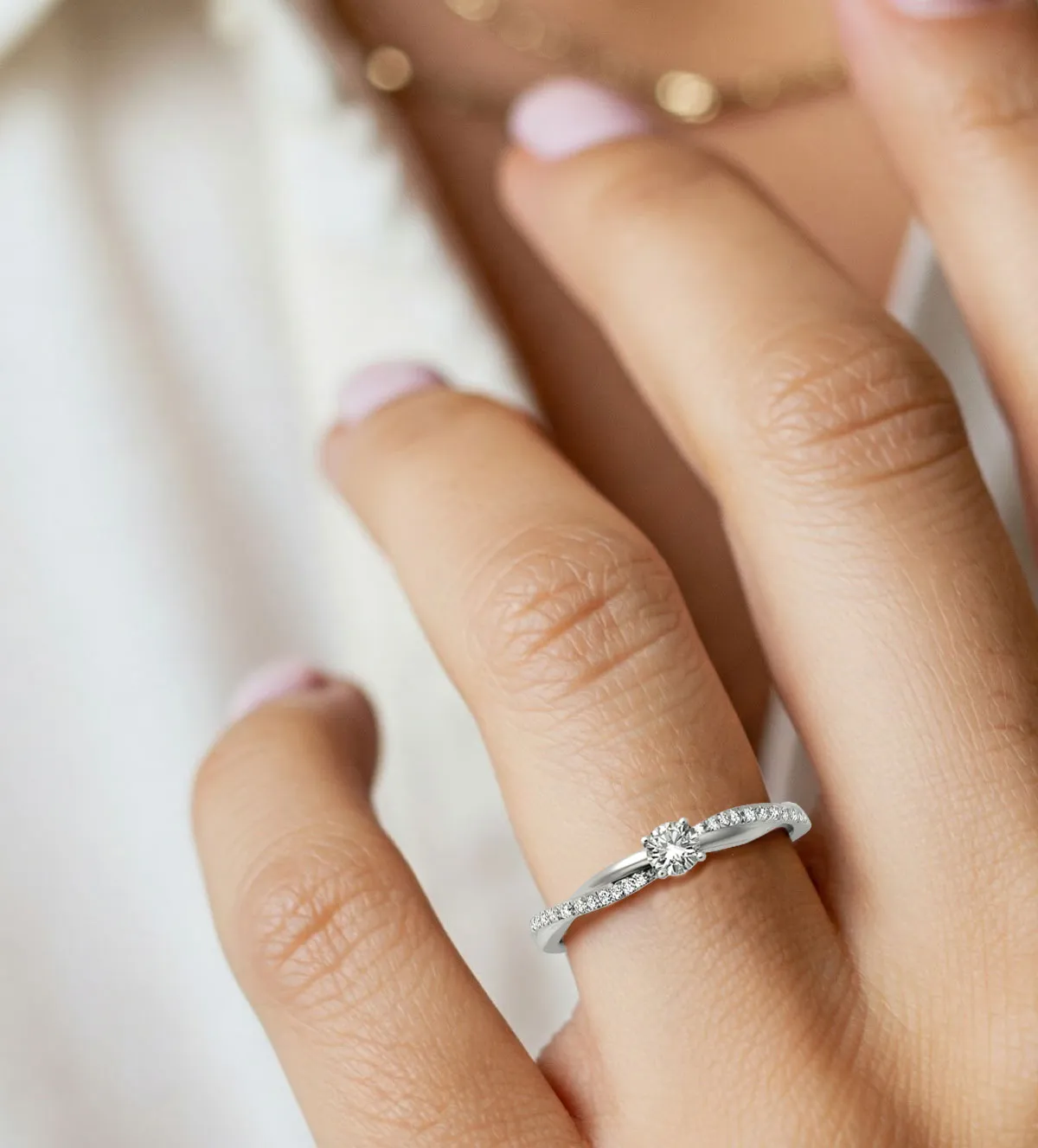 anillo-de-compromiso-oro-y-diamantes-243_317-01557 mano de mujer