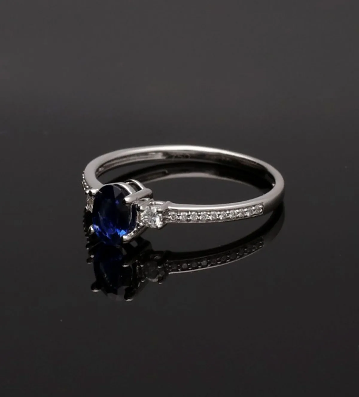 Anillo de oro blanco 18k con diamantes y zafiro oval anillo-de-oro-blanco-con-brillantes-y-zafiro-289_15010411SFZB foto sin retoques