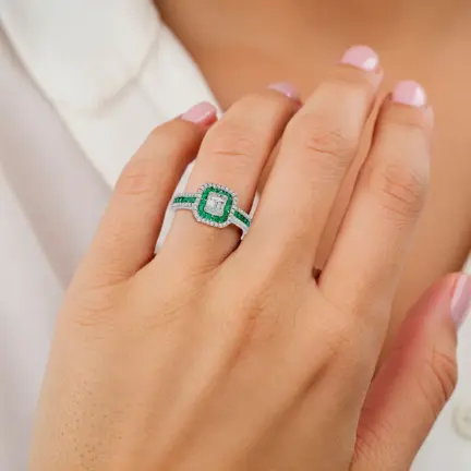 anillo-de-oro-blanco-con-esmeraldas-y-diam foto modelo mano mujer 095_586727