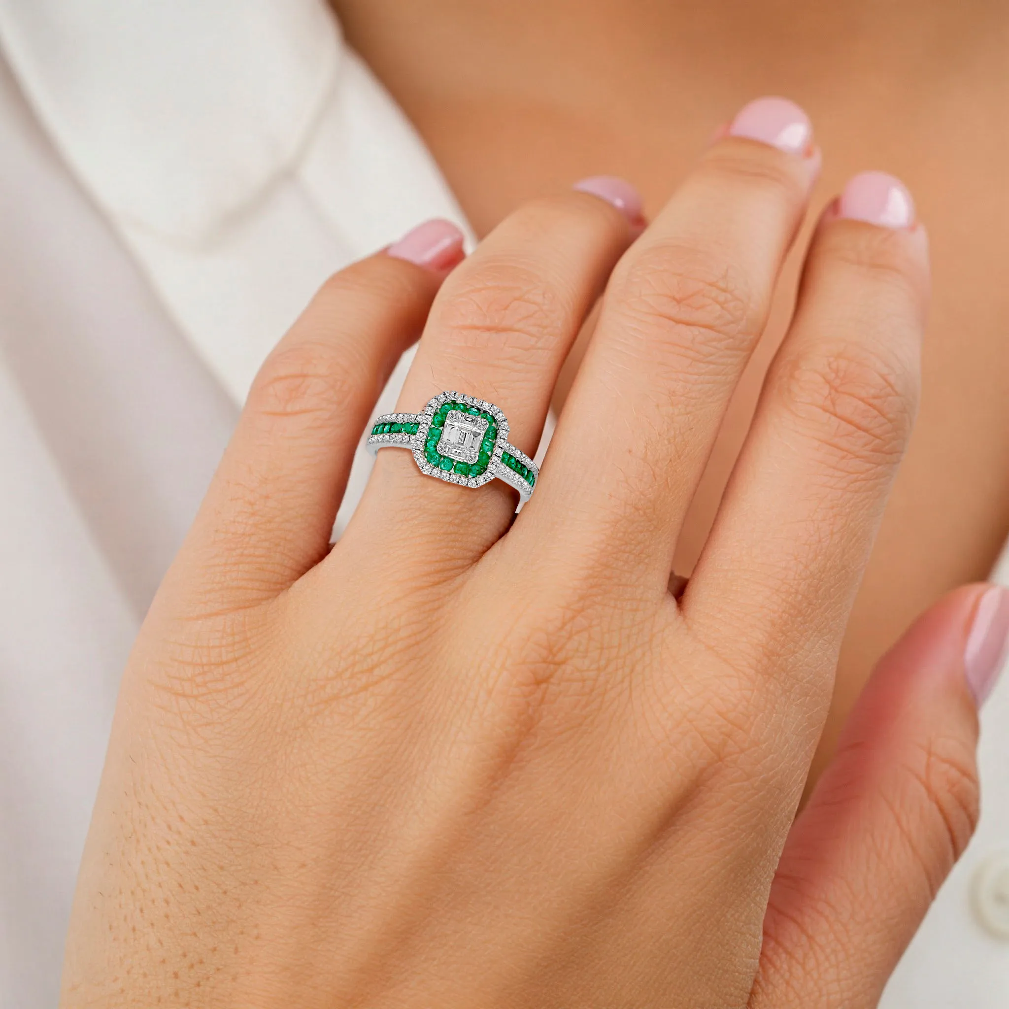 anillo-de-oro-blanco-con-esmeraldas-y-diam foto modelo mano mujer 095_586727