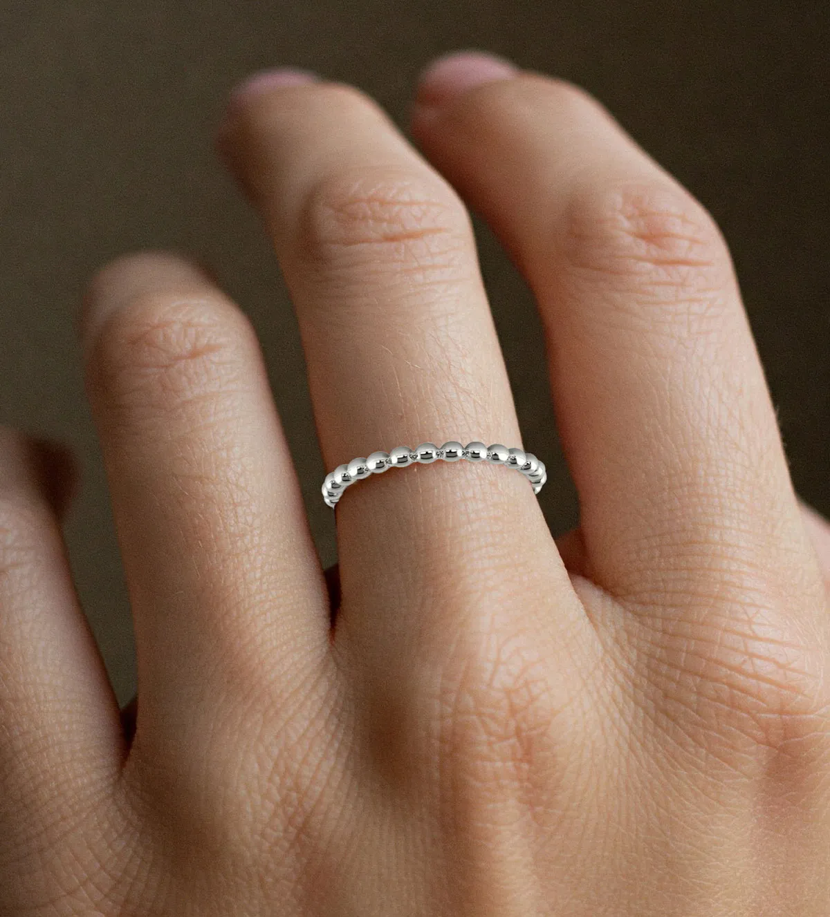 Anillo de plata bolas 280_2011657 anillo-de-plata-bolitas-280_2011657 foto modelo mano