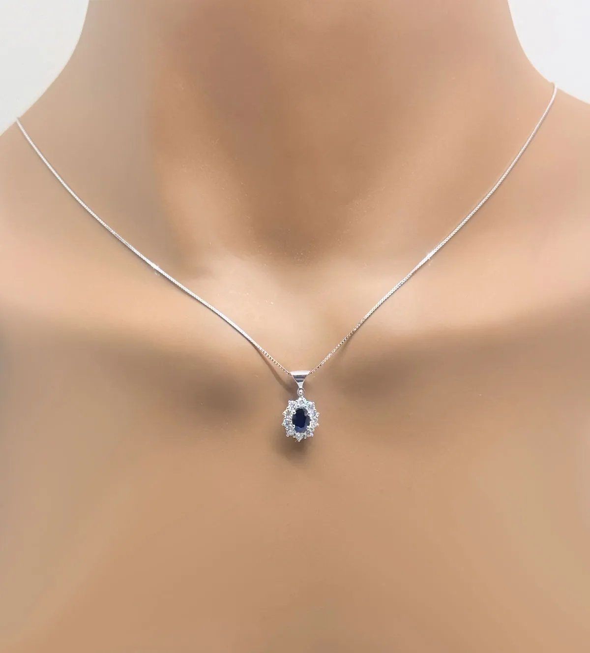 Gargantilla de oro con zafiro y diamantes 317_CIOELEGANCE-2Z gargantilla-de-oro-zafiro-brillantes-317_CIOELEGANCE-2Z busto sin retoque