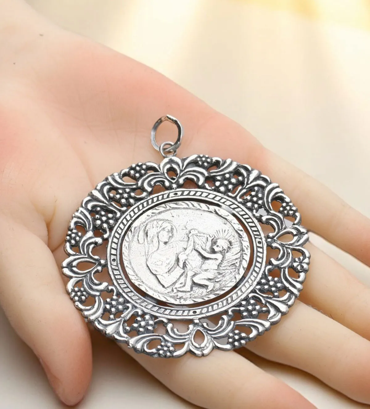 medalla de cuna en palma de la mano