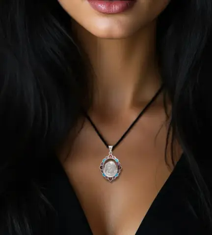 medalla-de-plata-virgen-de-la-macarena-226_SE69 foto con modelo femina