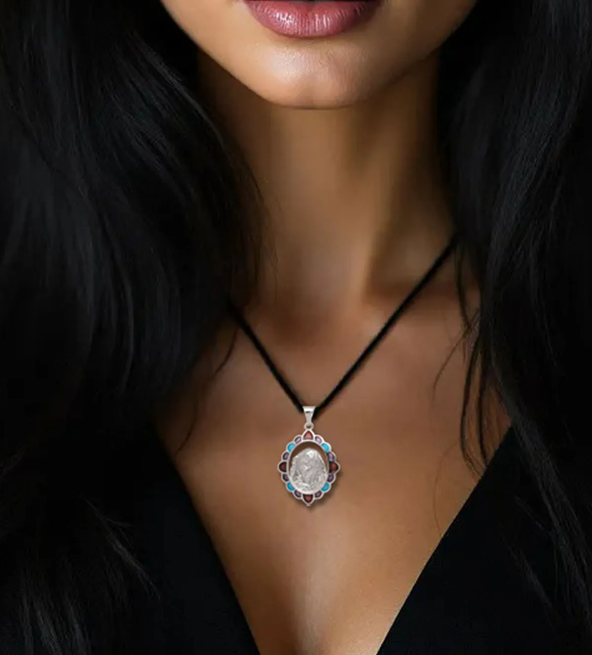 Medalla de plata Virgen de la Macarena 260_SE69 medalla-de-plata-virgen-de-la-macarena-226_SE69 foto con modelo femina