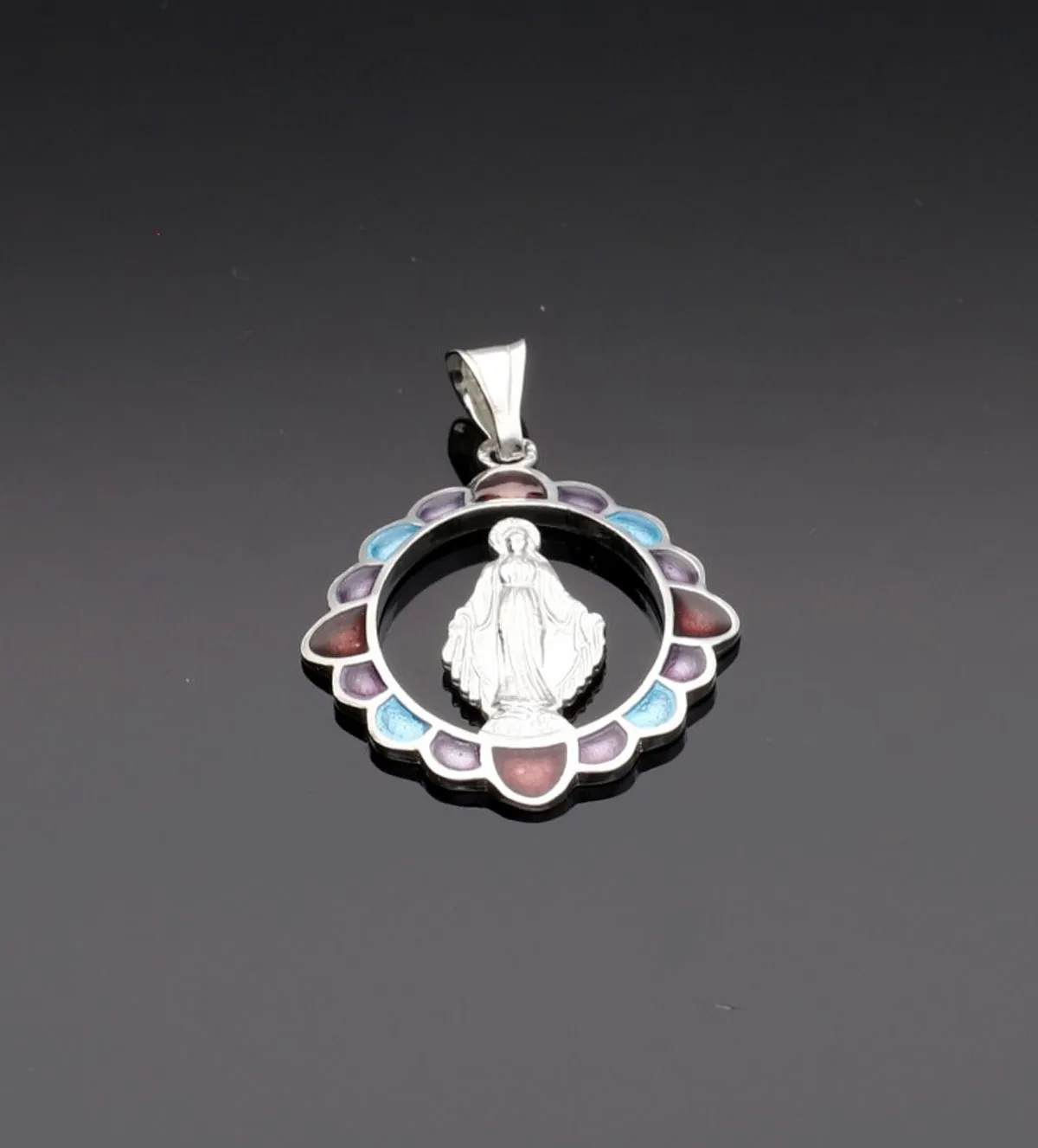 Medalla de plata Virgen Milagrosa 260_RH150201 medalla-de-plata-virgen-milagrosa-226_RH150201 foto con modelo foto sin retoques