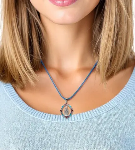 medalla-de-plata-virgen-milagrosa-226_RH150201 foto con modelo femenino