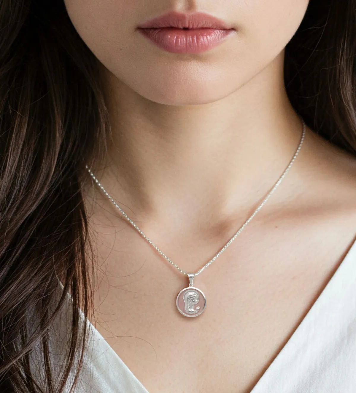 Medalla de plata Virgen Niña 226_RH240510 medalla-de-plata-virgen-nina-226_RH240510 foto con modelo