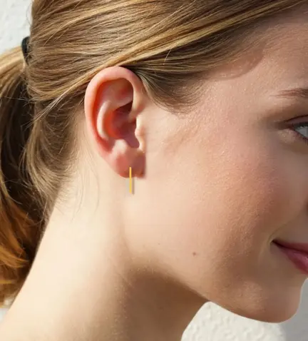 pendientes de oro unisex vista en modelo femenino