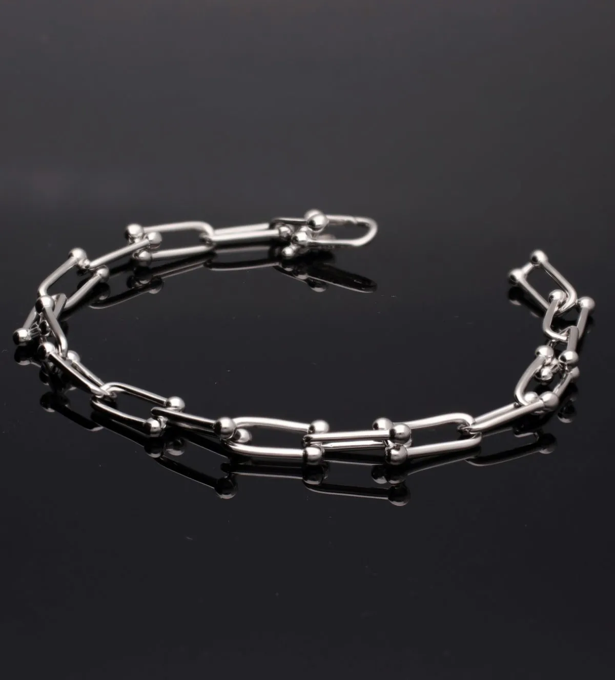 Pulsera de plata 280_2041082 pulsera de plata 280_2041082 fondo negro